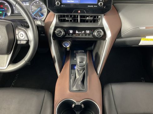 Used 2022 Toyota Venza XLE image 14