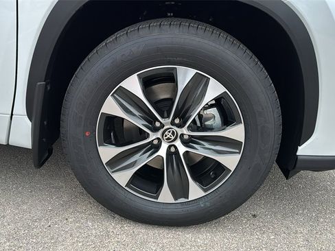 New 2026 Toyota Highlander XLE image 12