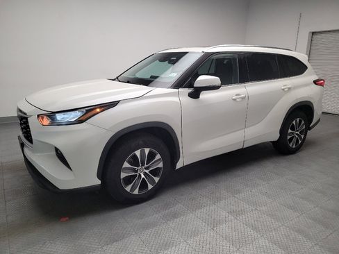 Used 2020 Toyota Highlander XLE FWD image 2