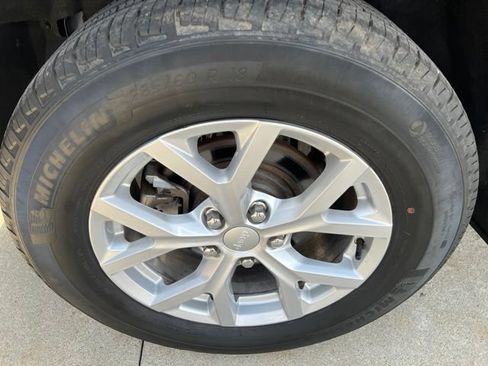 Used 2023 Jeep Grand Cherokee Limited AWD/4WD image 7