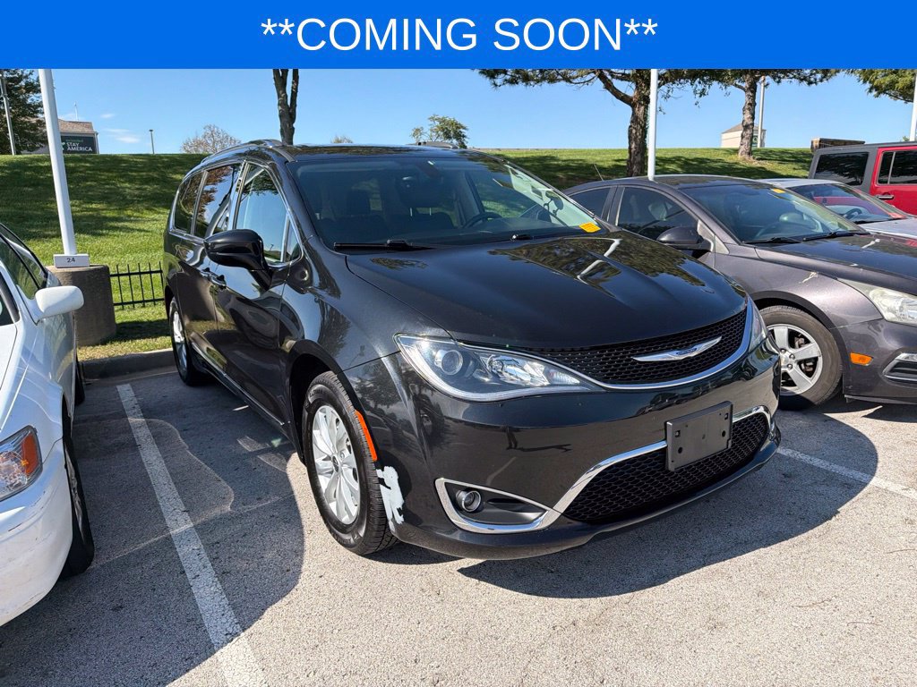 Used 2019 Chrysler Pacifica Touring-L FWD image 3
