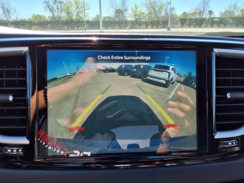 Used 2023 Chrysler Pacifica Touring-L FWD image 11