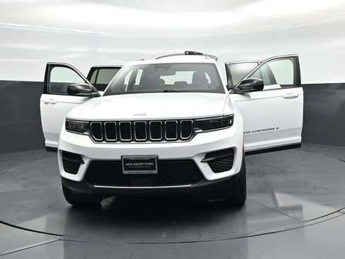 Used 2025 Jeep Grand Cherokee Laredo w/ Luxury Tech Group I AWD/4WD image 25