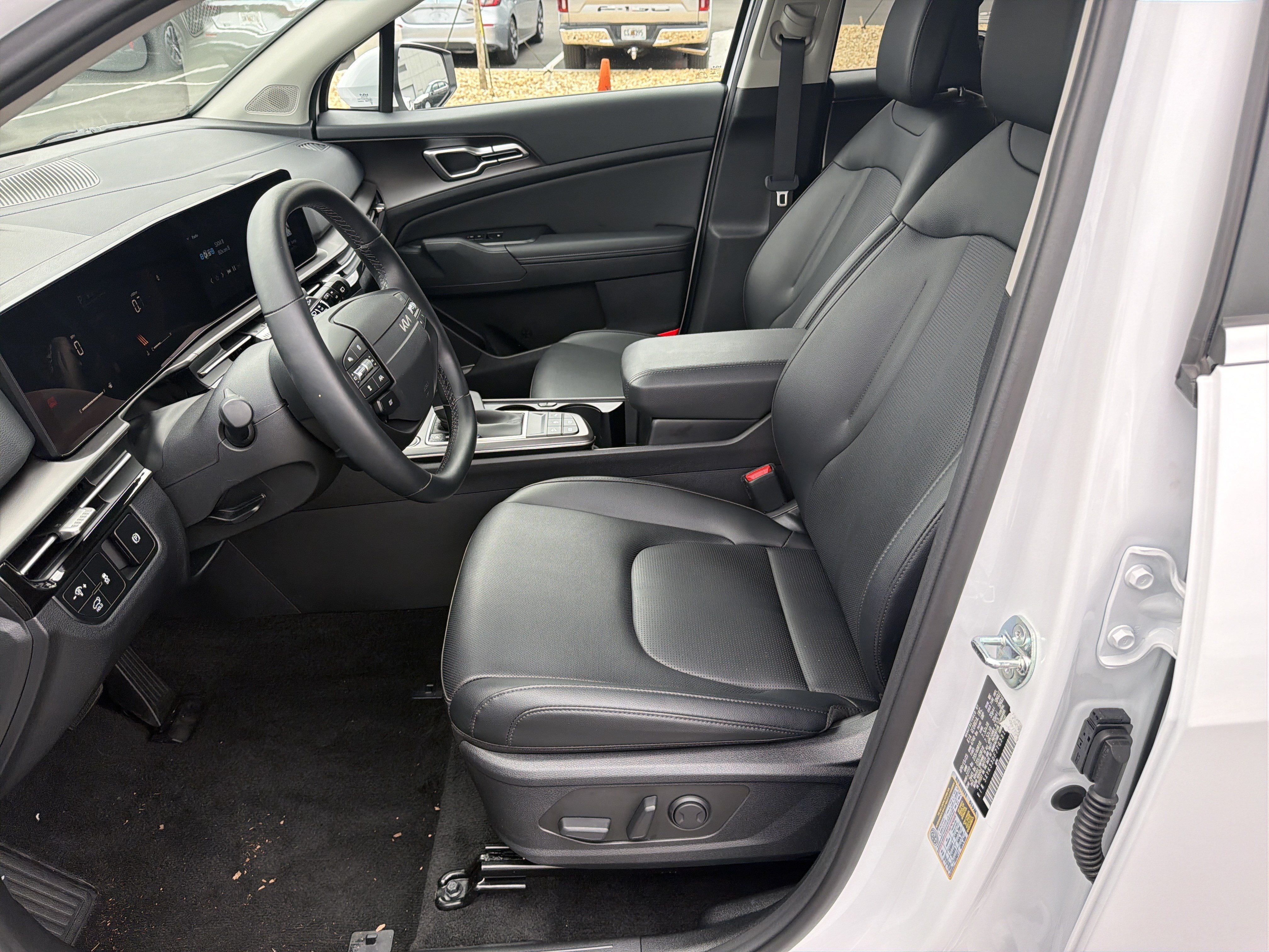 Certified 2026 Kia Sportage EX w/ EX Panorama Roof Package FWD image 9
