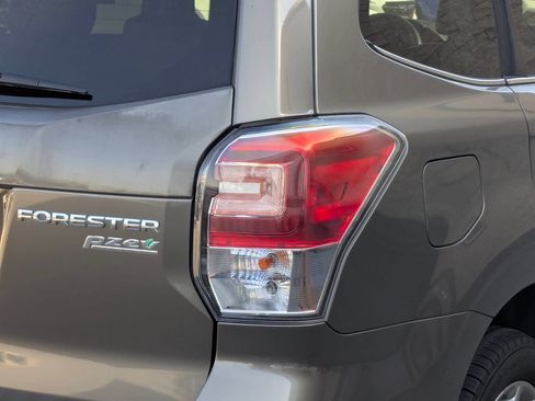 Used 2017 Subaru Forester 2.5i Touring AWD/4WD image 12