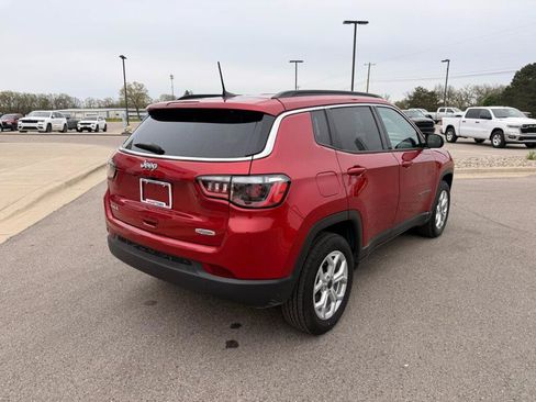 Used 2025 Jeep Compass Latitude AWD/4WD image 3