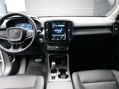Used 2025 Volvo XC40 B5 Core image 9
