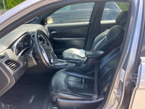 Used 2013 Chrysler 200 Limited FWD image 3