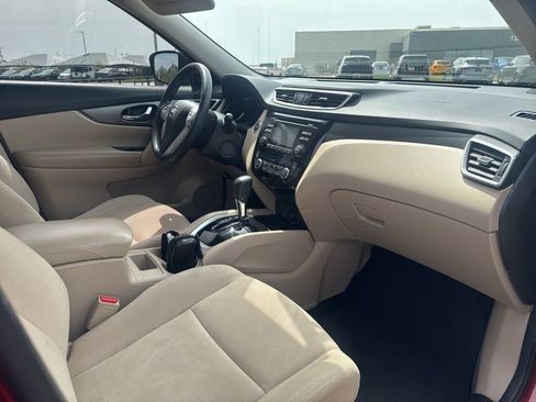 Used 2016 Nissan Rogue SV image 10