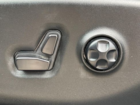 Used 2025 Chrysler Pacifica Limited FWD image 23