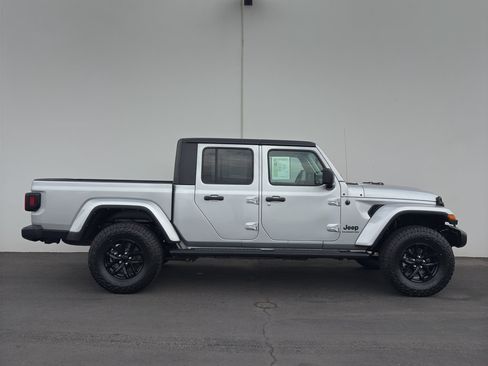 Certified 2022 Jeep Gladiator Sport image 2