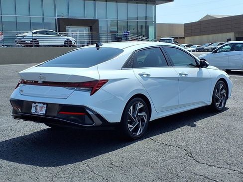 Certified 2025 Hyundai Elantra Limited FWD image 4