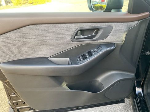 Used 2023 Nissan Rogue S image 10