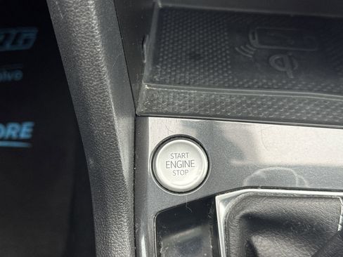 Certified 2022 Volkswagen Tiguan SEL R-Line image 17