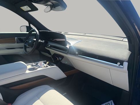 New 2026 Cadillac Vistiq Luxury w/ LPO, Floor Liner Package AWD/4WD image 16