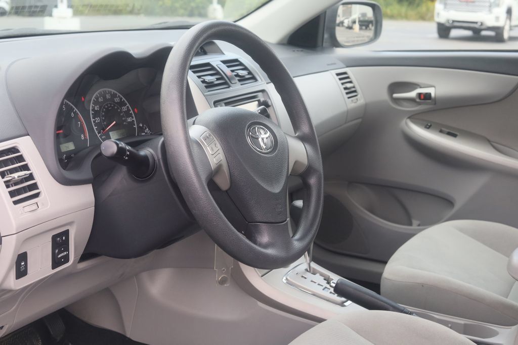 Used 2013 Toyota Corolla LE FWD image 6