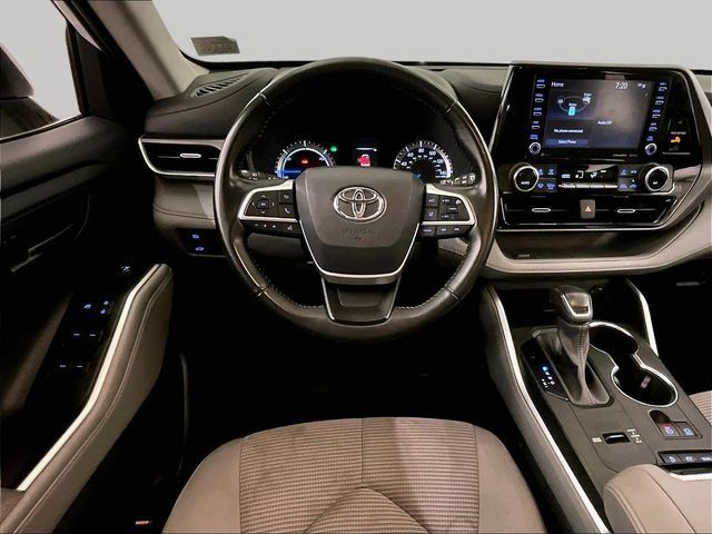 Used 2022 Toyota Highlander LE AWD/4WD image 5