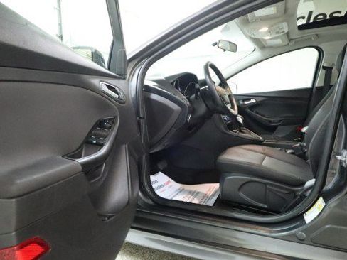 Used 2015 Ford Focus SE w/ SE Sport Package FWD image 9