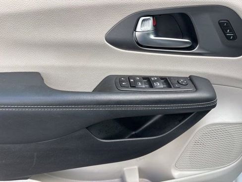 Used 2023 Chrysler Pacifica Touring-L FWD image 13