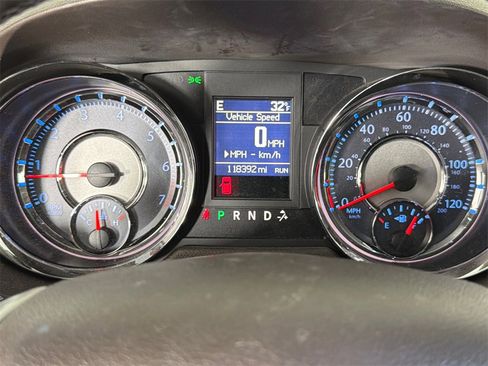 Used 2016 Chrysler Town & Country Touring-L image 27