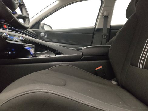 Used 2025 Hyundai Elantra SEL FWD image 17