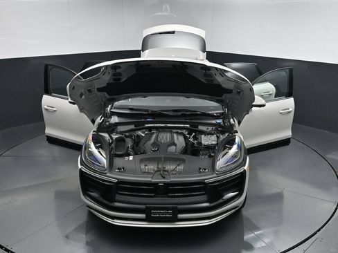 Used 2025 Porsche Macan AWD/4WD image 30