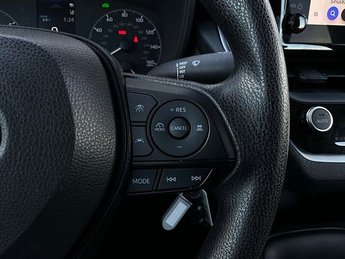 Used 2025 Toyota Corolla LE image 31