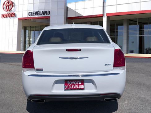 Used 2019 Chrysler 300 Limited RWD image 5