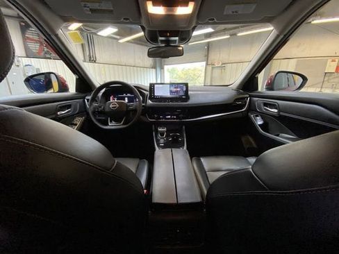 Used 2025 Nissan Rogue SL FWD image 19