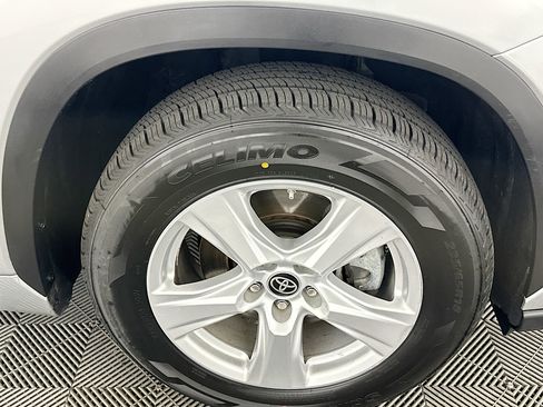 Used 2023 Toyota Highlander L image 11