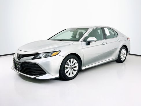 Used 2020 Toyota Camry LE w/ Convenience Package FWD image 3