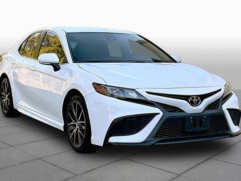 Used 2022 Toyota Camry SE image 3