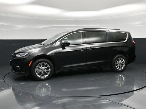 Certified 2022 Chrysler Pacifica Touring-L AWD/4WD image 9