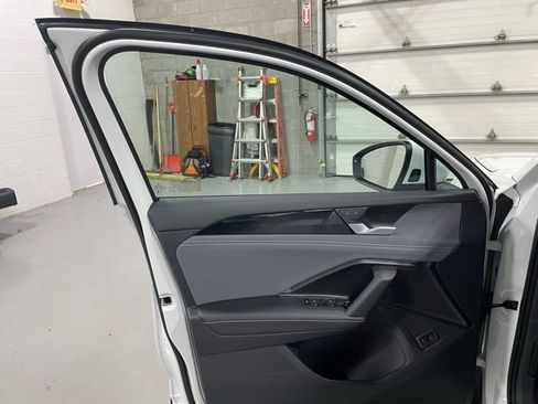 New 2025 Volkswagen Tiguan SE image 12