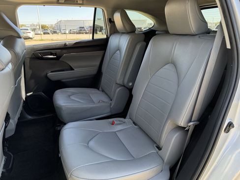 Used 2023 Toyota Highlander XLE image 27