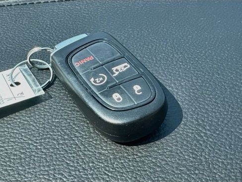 Used 2019 Jeep Cherokee Latitude Plus w/ Comfort/Convenience Group AWD/4WD image 31