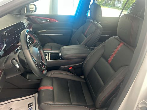 Used 2026 Chevrolet Traverse RS FWD image 16