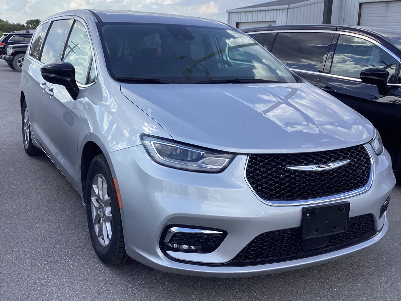 Used 2023 Chrysler Pacifica Touring-L FWD image 1