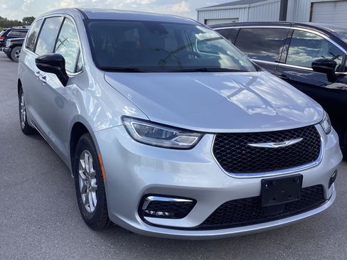 Used 2023 Chrysler Pacifica Touring-L FWD image 1