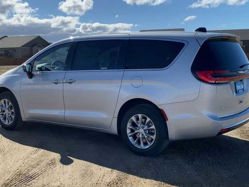 New 2026 Chrysler Pacifica Limited image 6