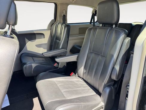Used 2014 Chrysler Town & Country Touring image 13