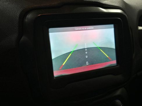 Used 2018 Jeep Renegade Latitude w/ Cold Weather Group image 15