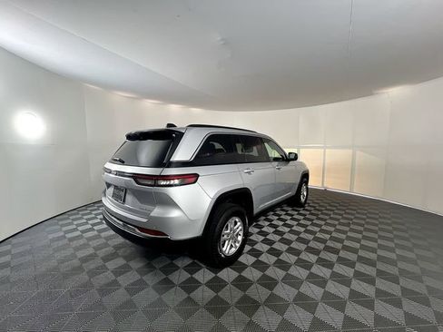 New 2025 Jeep Grand Cherokee Laredo w/ Luxury Tech Group I image 9