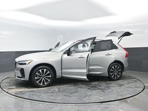 Used 2025 Volvo XC60 B5 Plus image 34