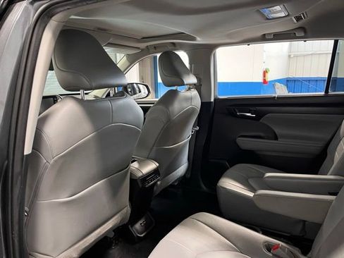 Used 2021 Toyota Highlander XLE FWD image 17