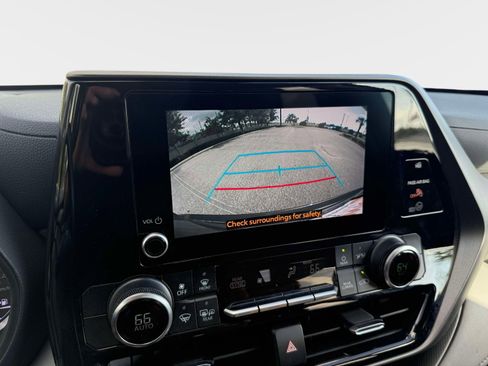 Used 2023 Toyota Highlander LE FWD image 20