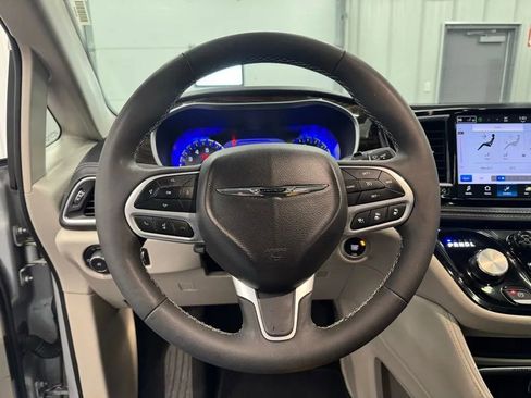 Used 2024 Chrysler Pacifica Limited FWD image 14