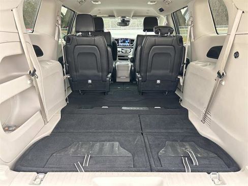 Used 2024 Chrysler Pacifica Touring-L image 15