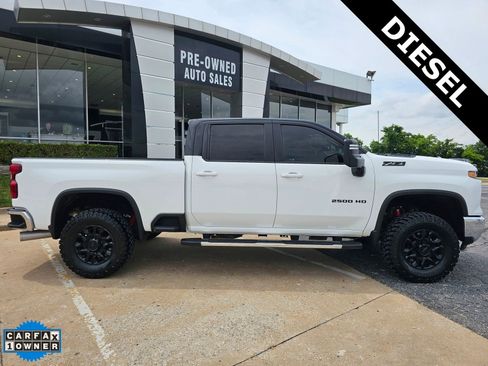 Used 2024 Chevrolet Silverado 2500 LT AWD/4WD image 2