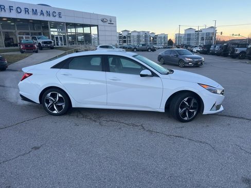 Used 2023 Hyundai Elantra Limited w/ Preferred Accessory Package image 4